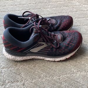Brooks Transcends 6 red black